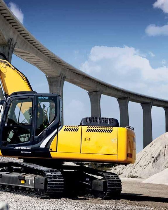 Гусеничный экскаватор с гидромолотом New Holland E215С