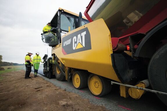 Аренда асфальтоукладчика CAT AP600F